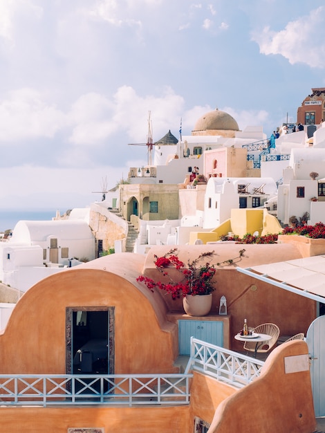 Colpo verticale di belle costruzioni nell'isola di Santorini nel mar Egeo, Cicladi, Grecia