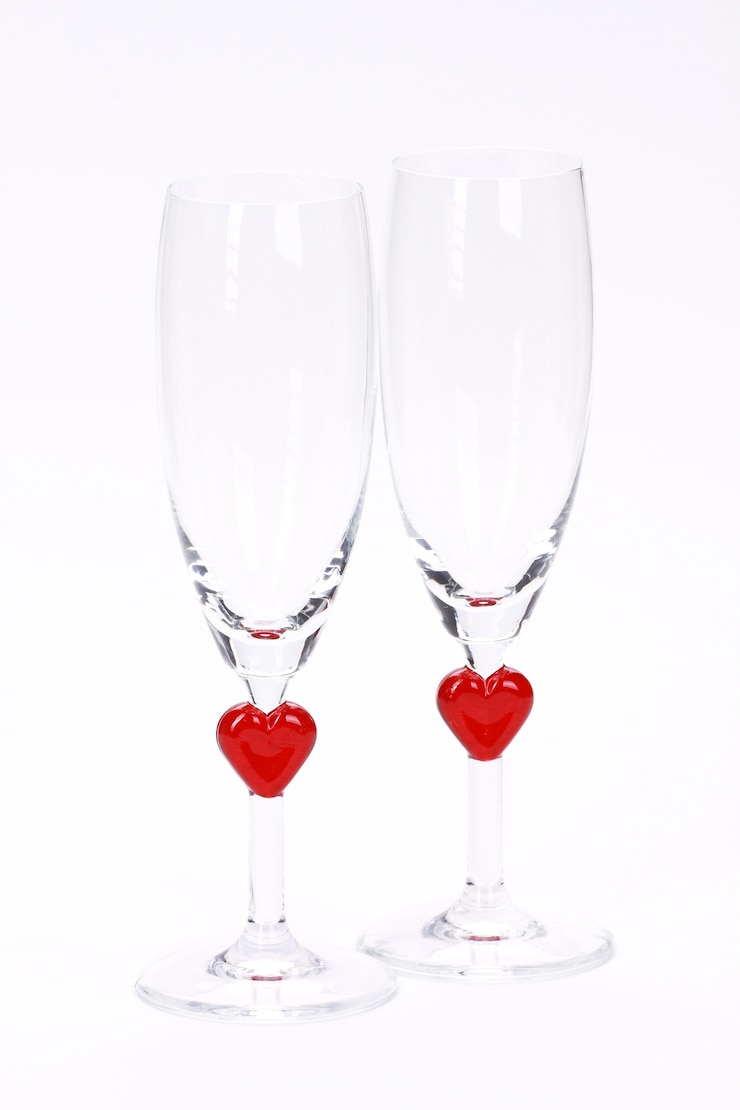 Foto gratuito colpo verticale di bicchieri di champagne a tema cuore
