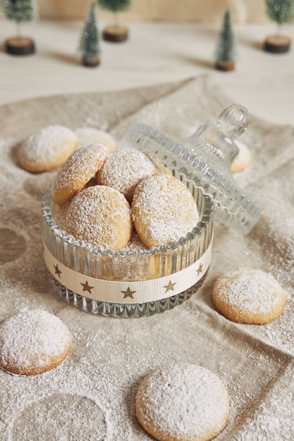 Colpo verticale di biscotti con zucchero in polvere per Natale