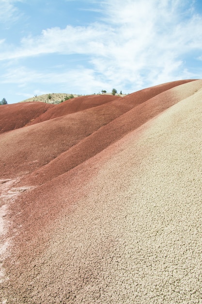 Colpo verticale di grandi mucchi di polvere di arenaria in un deserto