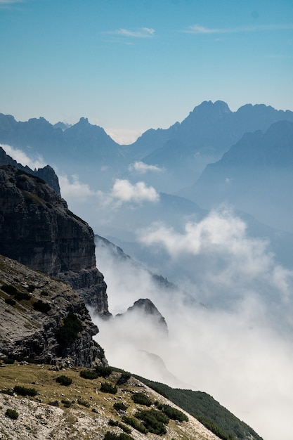 Colpo verticale di montagne nebbiose