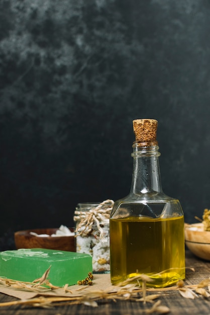 Colpo verticale di olio d'oliva con saponetta