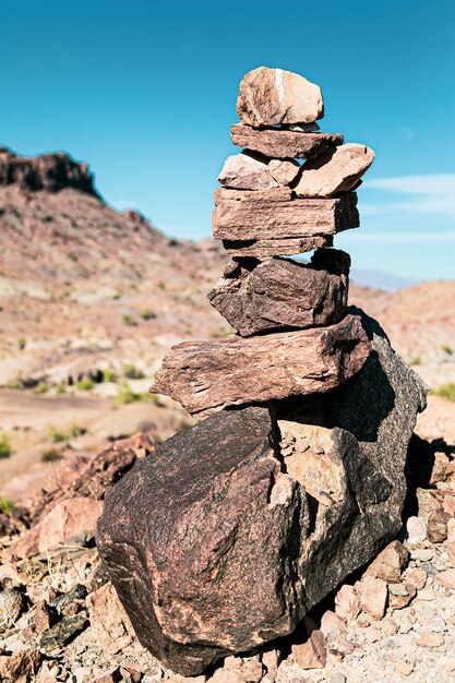 Colpo verticale di rocce in equilibrio nel deserto dell'Arizona