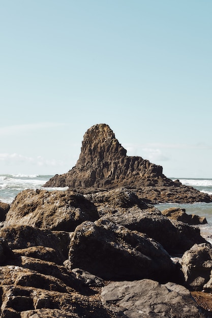 Colpo verticale di rocce sulla costa del nord-ovest del Pacifico a Cannon Beach, Oregon