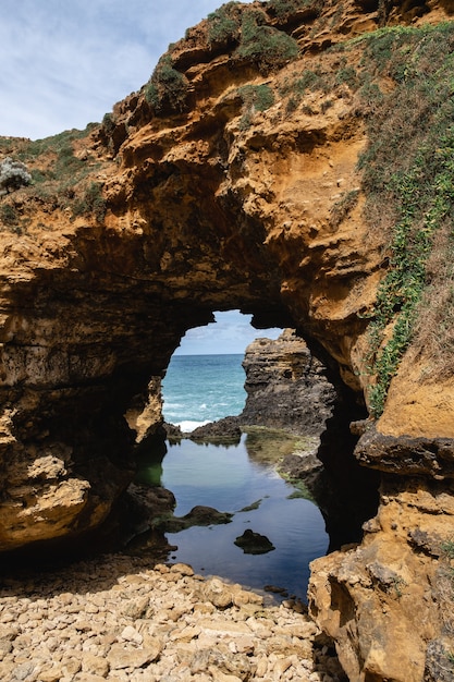 Colpo verticale di The Grotto a Peterborough, Australia