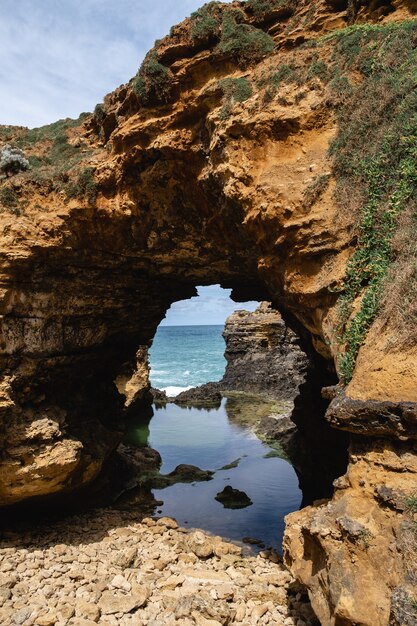 Colpo verticale di The Grotto a Peterborough, Australia