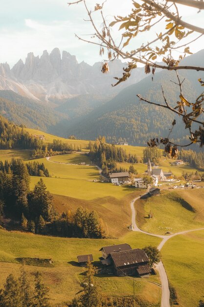 Colpo verticale di un bellissimo villaggio su una collina circondata da montagne durante la luce del giorno