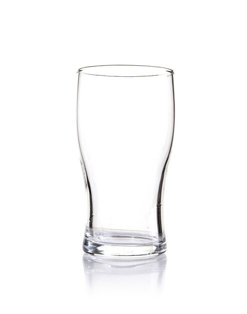 Colpo verticale di un bicchiere vuoto isolato su uno sfondo bianco