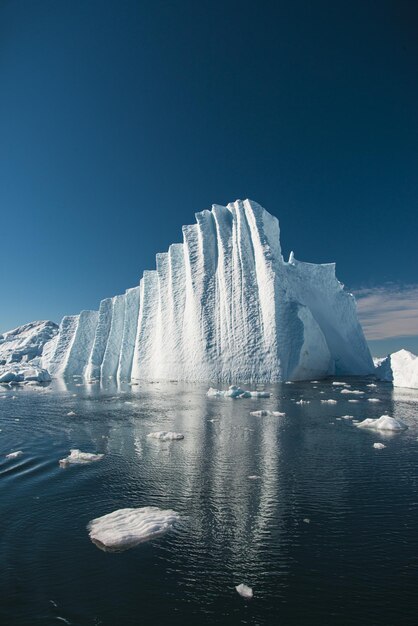 Colpo verticale di un enorme iceberg nella baia di Disko, in Groenlandia