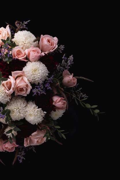 Colpo verticale di un lussuoso bouquet di rose rosa e bianche