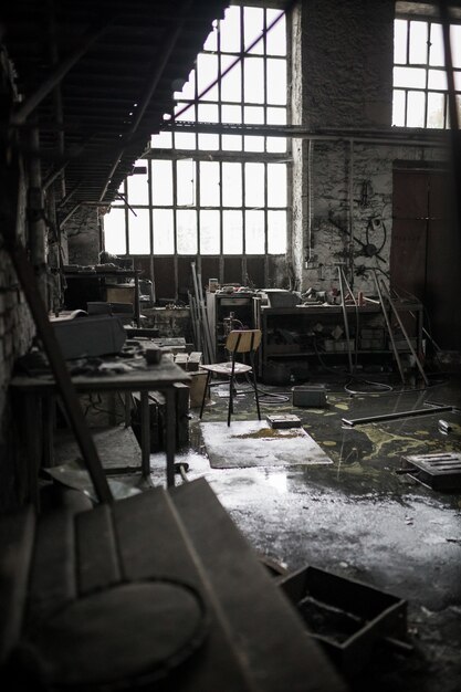 Colpo verticale di un magazzino disordinato abbandonato