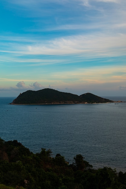 Colpo verticale di un mare con un'isola in lontananza in Vietnam