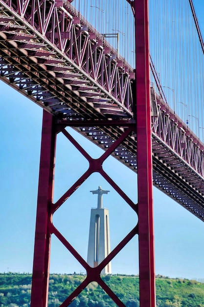 Colpo verticale di un ponte con la statua di Cristo a Lisbona, Portogallo