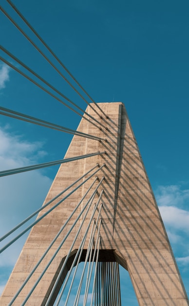 Colpo verticale di un ponte sotto un cielo blu nuvoloso