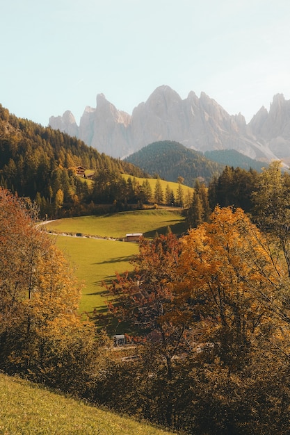 Colpo verticale di una bella strada del villaggio su una collina circondata da montagne