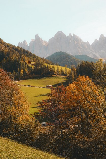 Colpo verticale di una bella strada del villaggio su una collina circondata da montagne