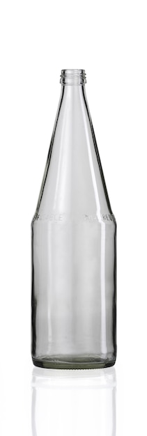 Colpo verticale di una bottiglia di vetro vuota isolata su uno sfondo bianco