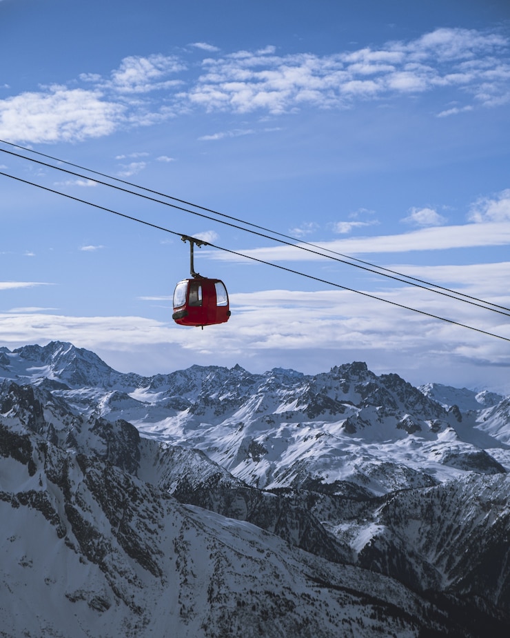 Foto gratuito colpo verticale di una cabina della funivia sulle montagne