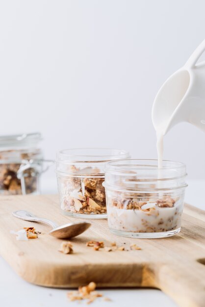 Colpo verticale di una colazione di avena con latte isolato su bianco