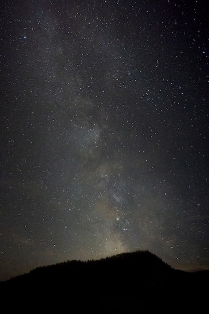 Colpo verticale di una collina con uno scenario mozzafiato della Via Lattea