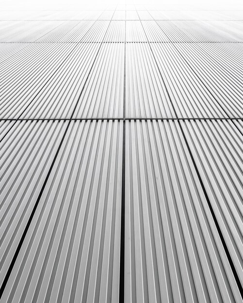 Colpo verticale di una facciata grigia di un edificio - ottimo per lo sfondo