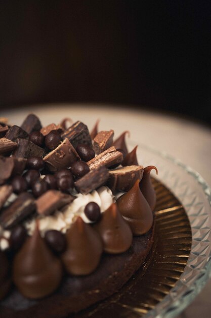 Colpo verticale di una gustosa torta al cioccolato su una lastra di vetro su un tavolo