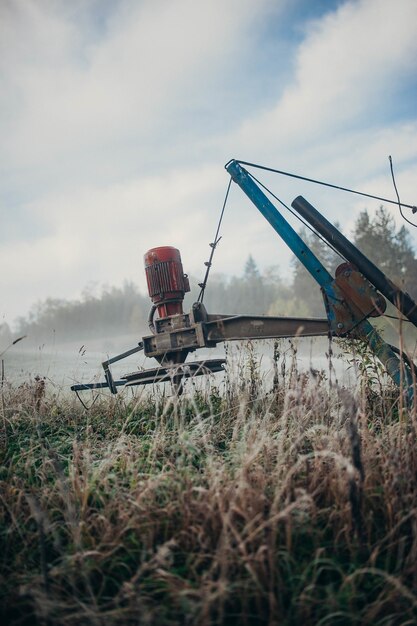 Colpo verticale di una mietitrice agricola nel campo