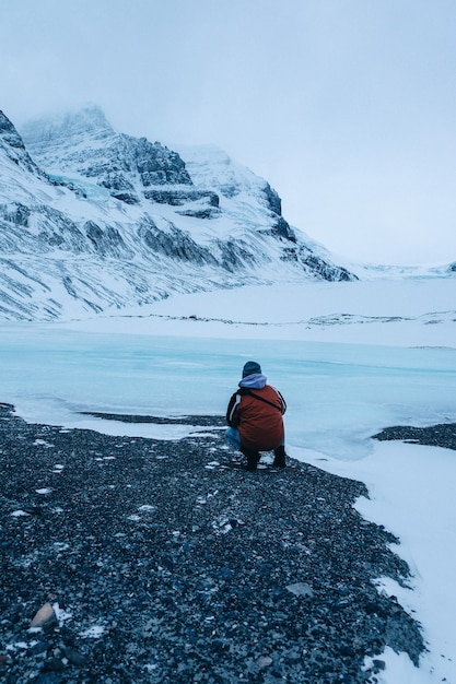 Colpo verticale di una persona al ghiacciaio Athabasca in Canada