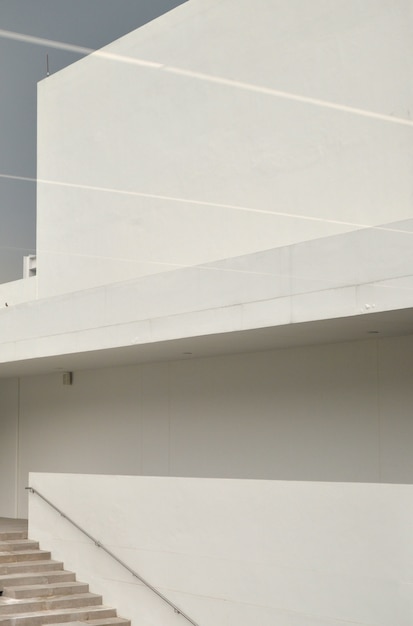 Colpo verticale di una scala accanto a un muro bianco