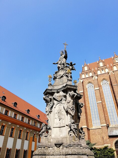 Colpo verticale di una statua al di fuori della Cattedrale di San Giovanni Battista Varsavia, Polonia