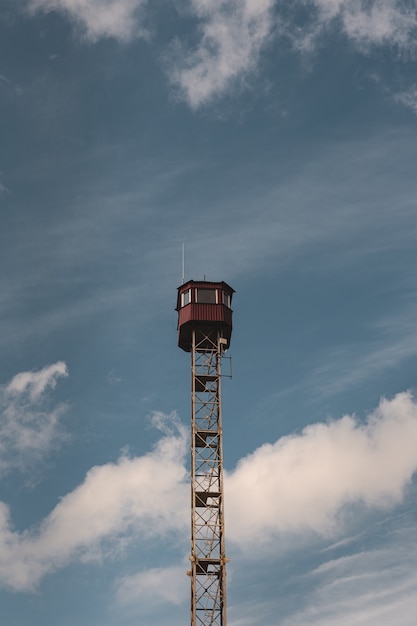 Colpo verticale di una torre di osservazione e un cielo blu