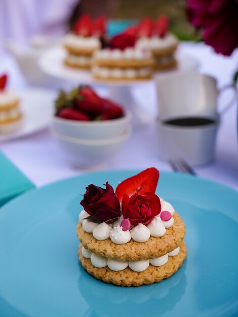 Colpo verticale di una torta alla fragola