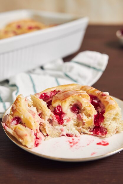 Colpo verticale di una torta con frutti di bosco