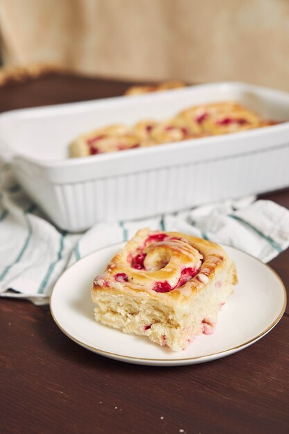 Colpo verticale di una torta con frutti di bosco