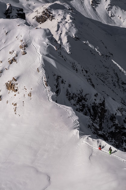 Colpo verticale di uno scenario montuoso coperto di bella neve bianca a Sainte Foy, Alpi francesi