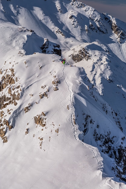 Colpo verticale di uno scenario montuoso coperto di bella neve bianca a Sainte Foy, Alpi francesi