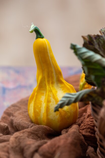 Colpo verticale di zucchine gialle su un tavolo