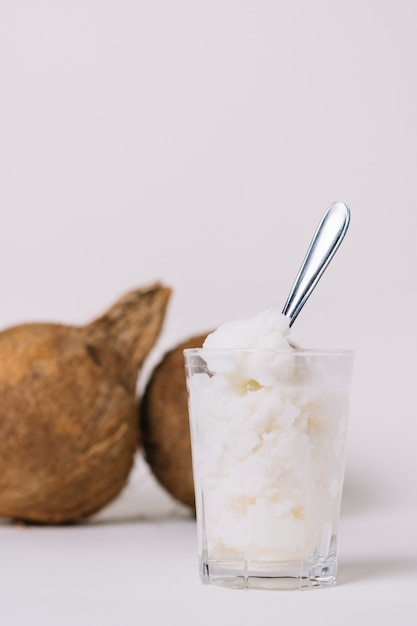 Colpo verticale olio di cocco con noci di cocco