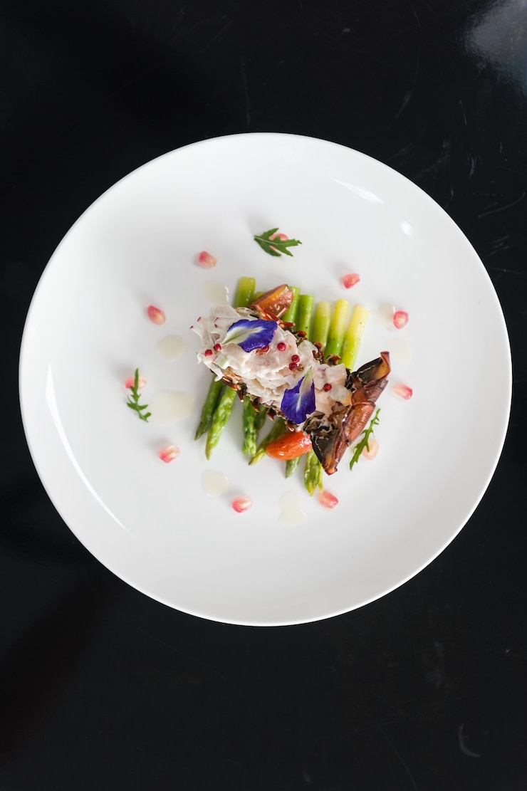 Foto gratuito colpo verticale sopraelevato di un piatto con le verdure su un piatto bianco