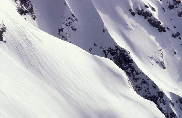 Colpo vicino di una montagna nevosa a Ramsau, Austria durante il giorno