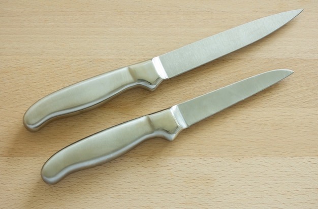 Coltello da cucina sulla tavola di legno