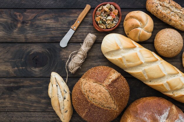 Coltello e corda vicino al pane fresco