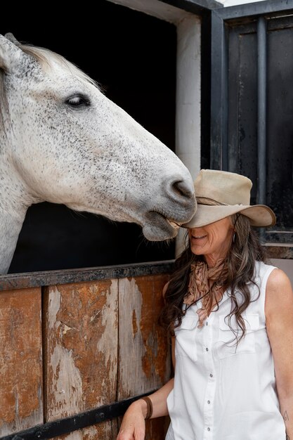 Coltivatore femminile con il suo cavallo al ranch