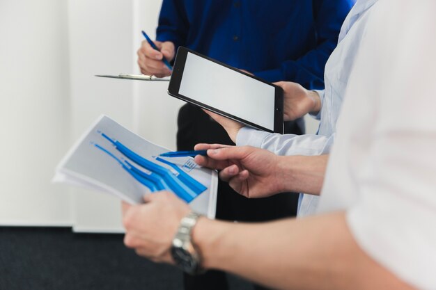 Coltivi le persone che lavorano con tavolo e grafica