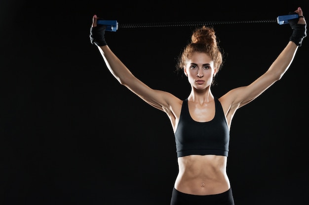 Combattente femminile calmo usando l'espansore