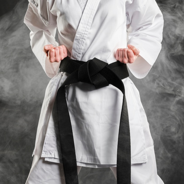 Combattente in kimono con cintura nera