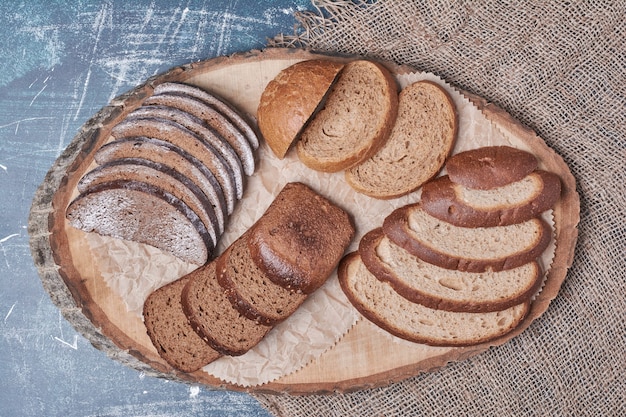 Combinazione di fette di pane sulla tavola blu.