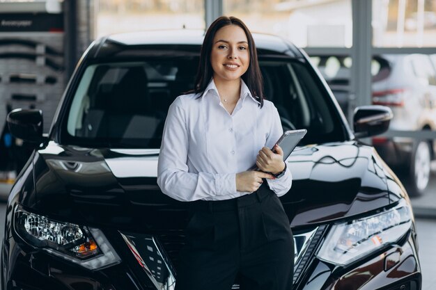 Commessa in autosalone che vende automobili