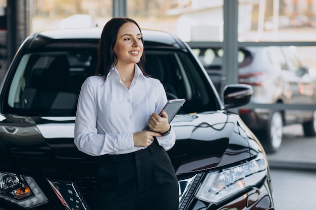 Commessa in autosalone che vende automobili