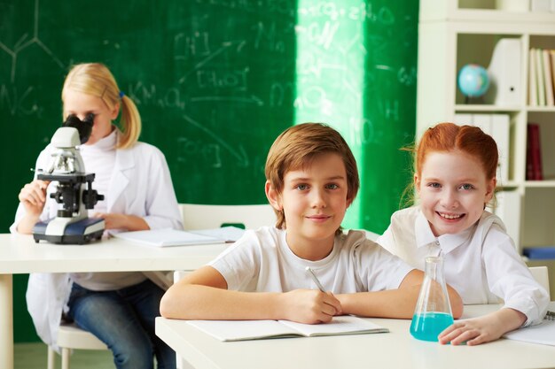 compagni di classe allegre con professore alla ricerca di sfondo